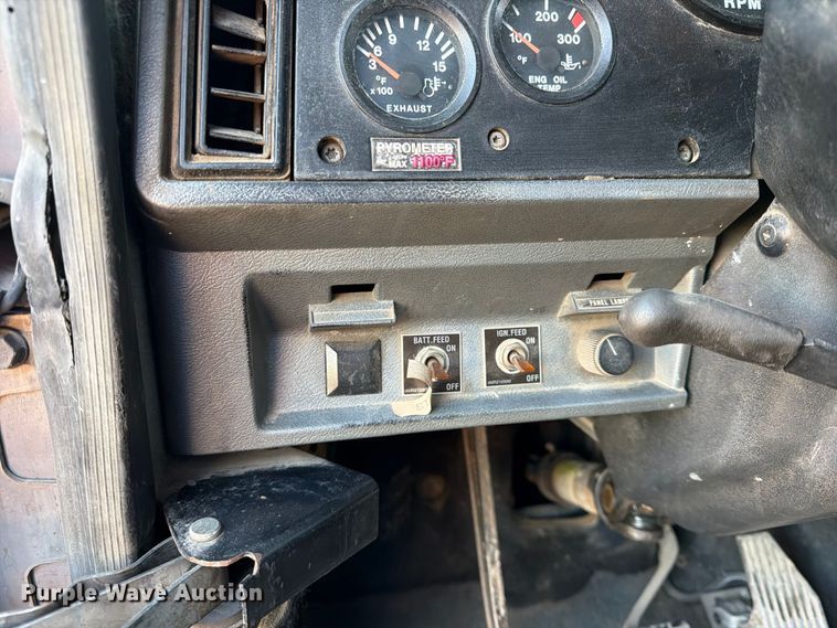 image for item FK3817 2000 Mack CH613 semi truck