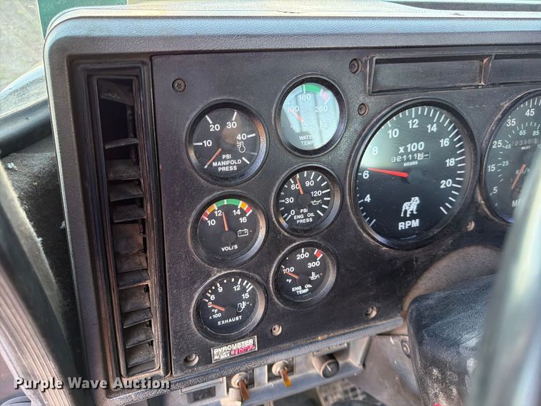image for item FK3817 2000 Mack CH613 semi truck