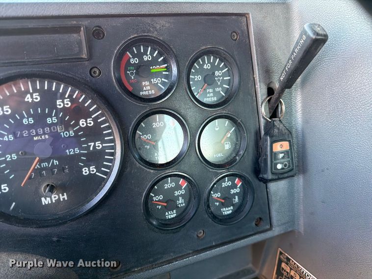 image for item FK3817 2000 Mack CH613 semi truck
