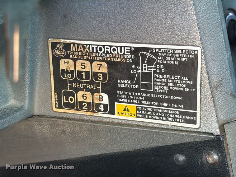 image for item FK3817 2000 Mack CH613 semi truck