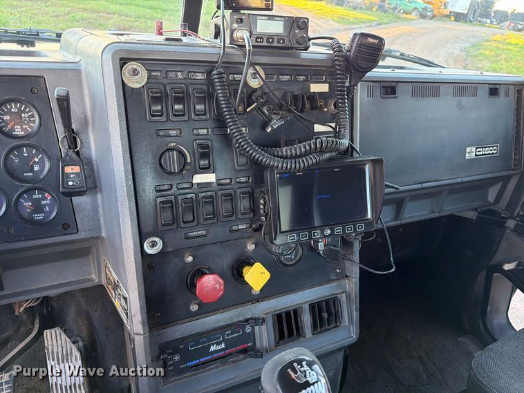 image for item FK3817 2000 Mack CH613 semi truck