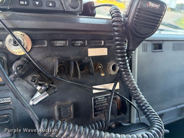 image for item FK3817 2000 Mack CH613 semi truck