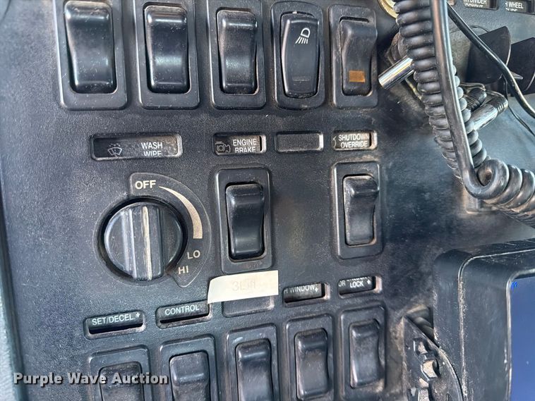 image for item FK3817 2000 Mack CH613 semi truck