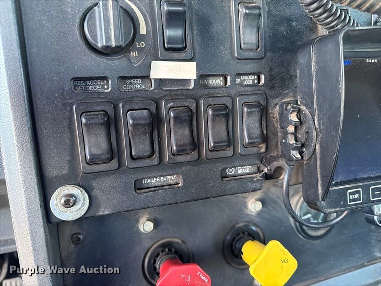 image for item FK3817 2000 Mack CH613 semi truck