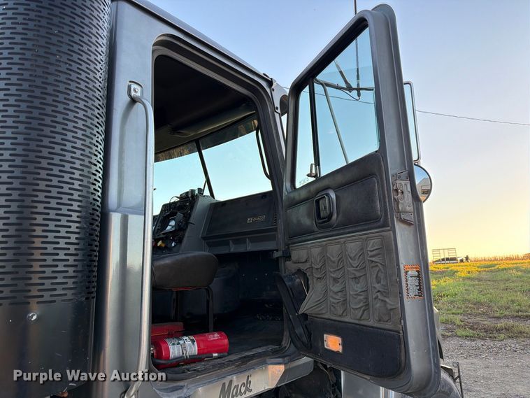 image for item FK3817 2000 Mack CH613 semi truck