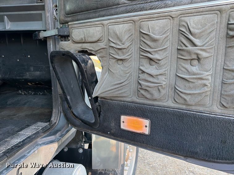 image for item FK3817 2000 Mack CH613 semi truck