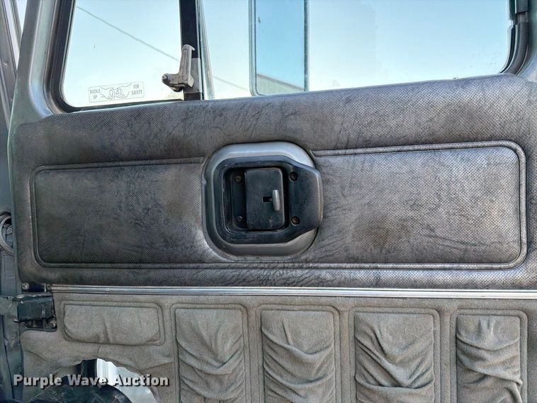 image for item FK3817 2000 Mack CH613 semi truck