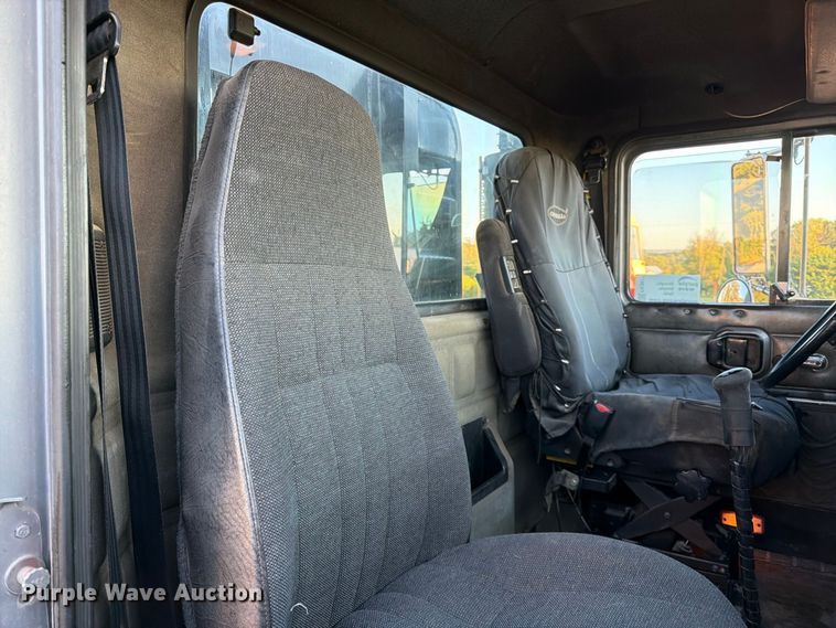 image for item FK3817 2000 Mack CH613 semi truck