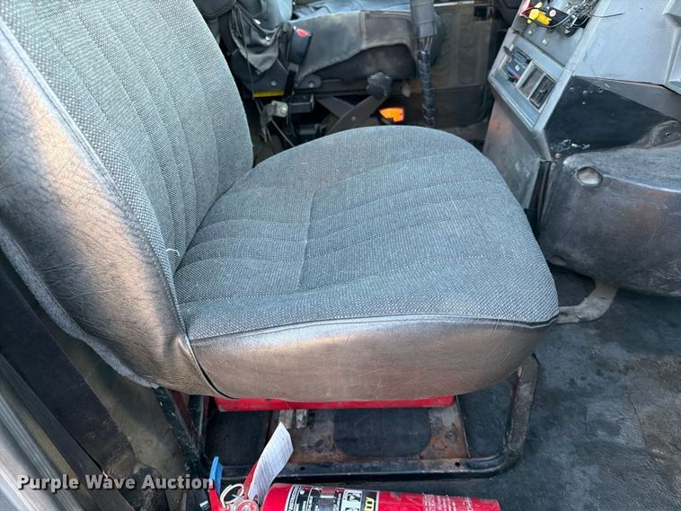 image for item FK3817 2000 Mack CH613 semi truck