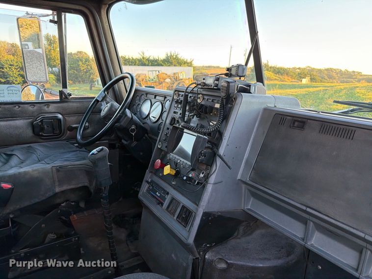 image for item FK3817 2000 Mack CH613 semi truck