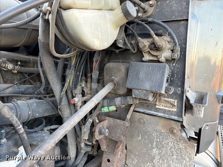 image for item FK3817 2000 Mack CH613 semi truck