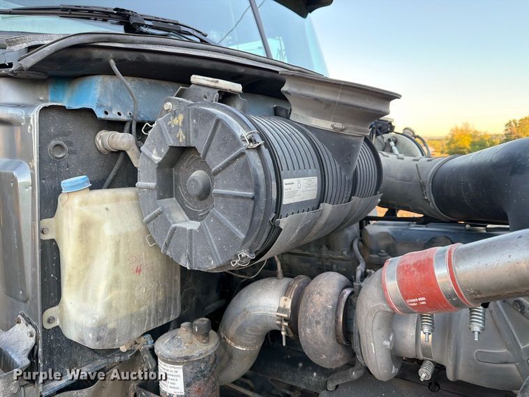 image for item FK3817 2000 Mack CH613 semi truck
