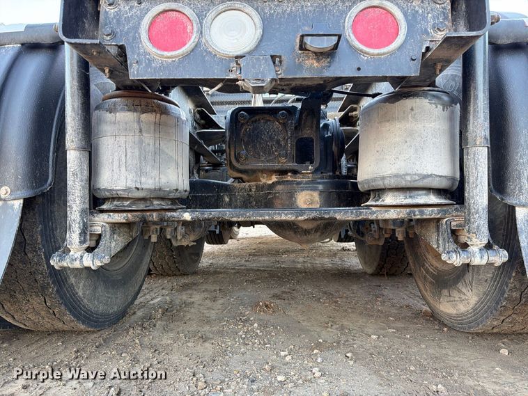 image for item FK3817 2000 Mack CH613 semi truck