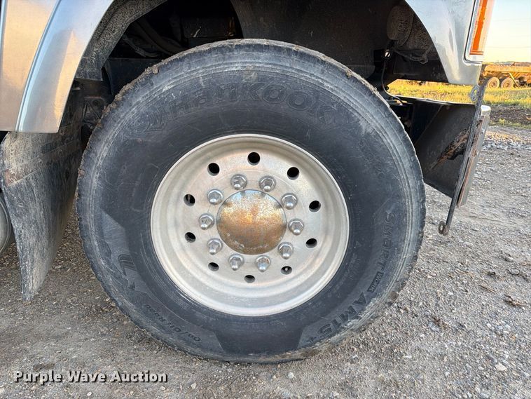 image for item FK3817 2000 Mack CH613 semi truck