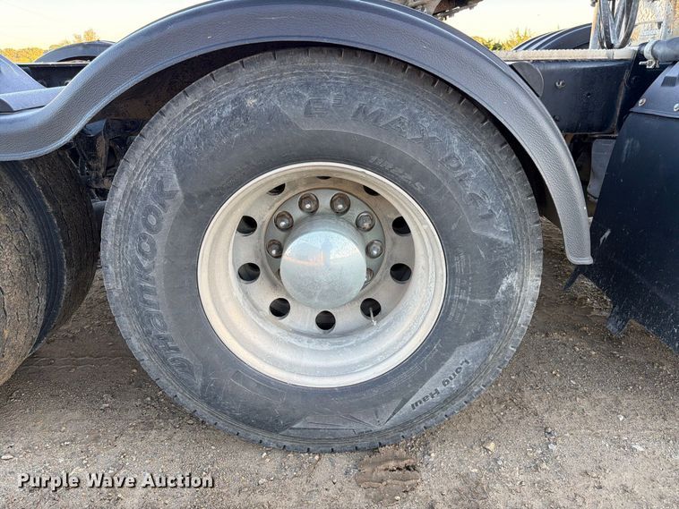 image for item FK3817 2000 Mack CH613 semi truck