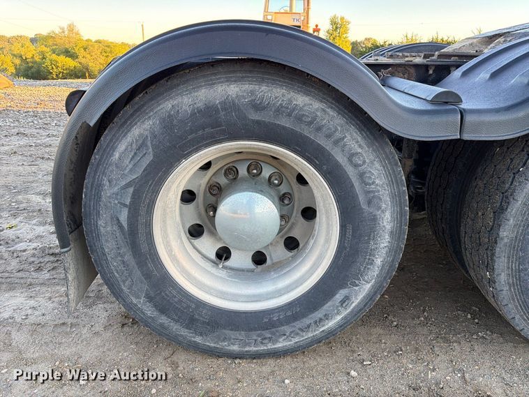 image for item FK3817 2000 Mack CH613 semi truck