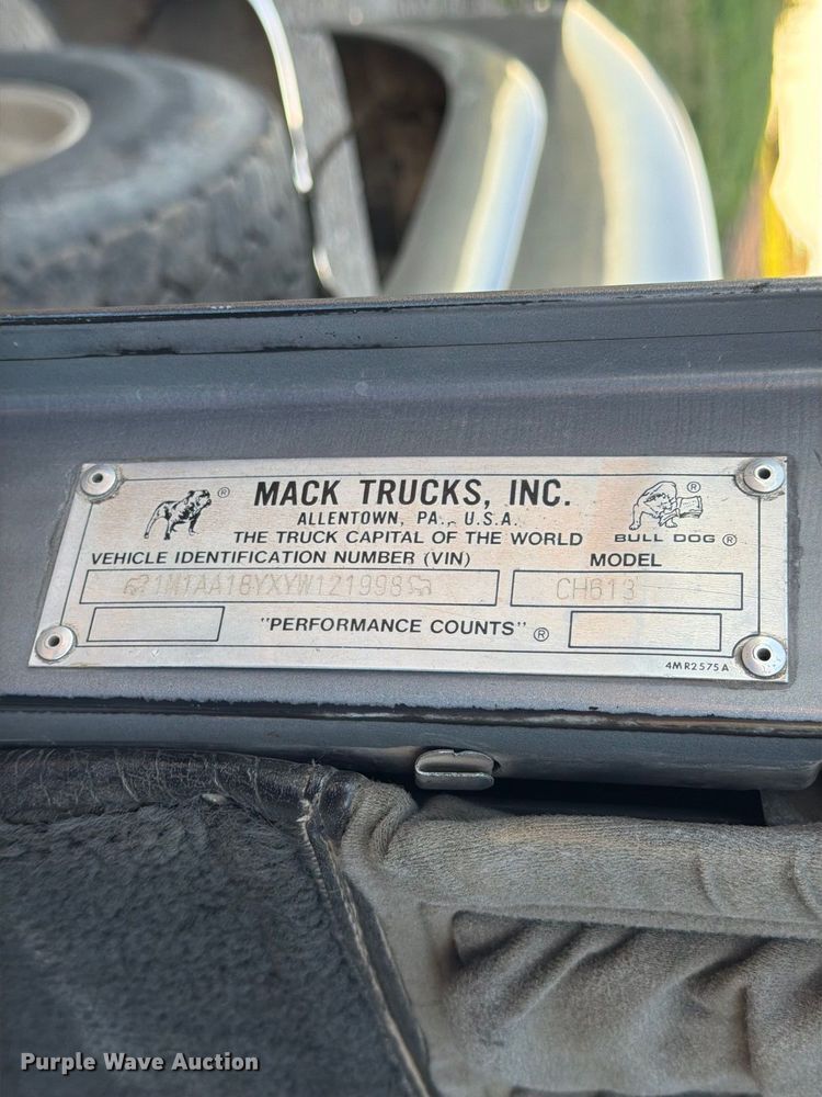 image for item FK3817 2000 Mack CH613 semi truck