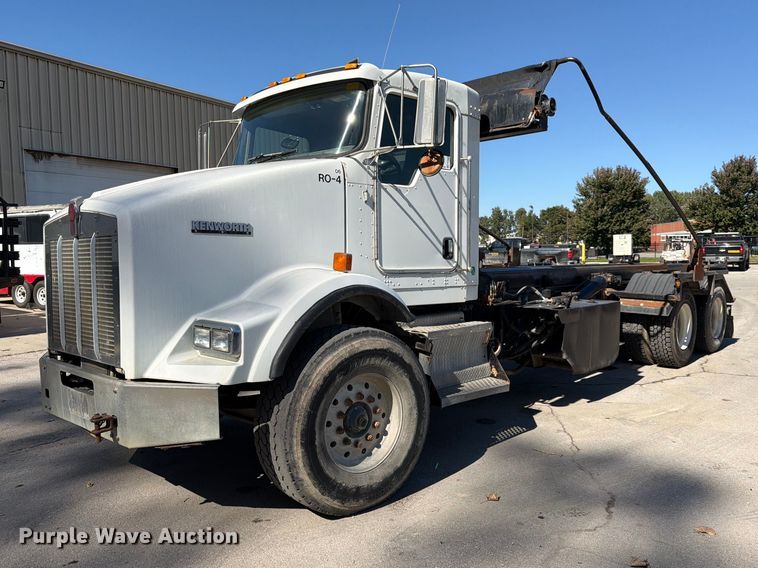 image for item FK3823 2006 Kenworth T800 roll-off container truck
