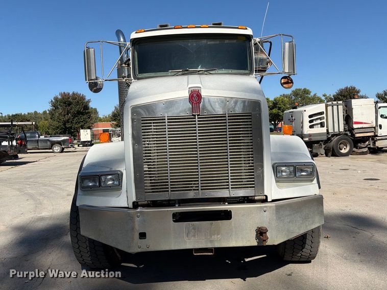image for item FK3823 2006 Kenworth T800 roll-off container truck