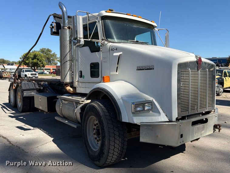 image for item FK3823 2006 Kenworth T800 roll-off container truck