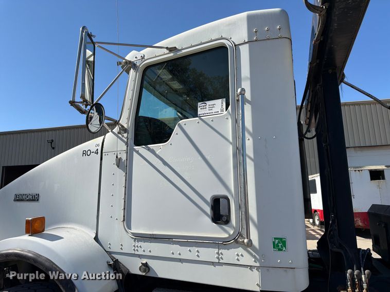 image for item FK3823 2006 Kenworth T800 roll-off container truck