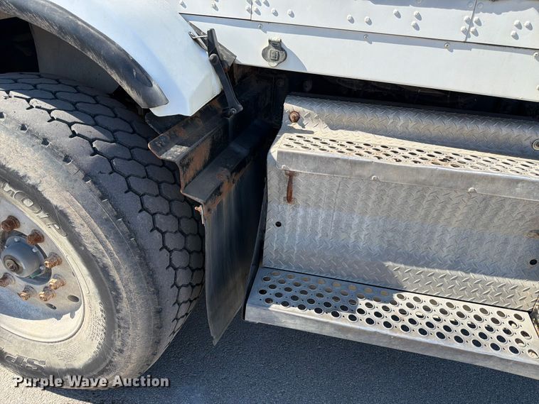 image for item FK3823 2006 Kenworth T800 roll-off container truck