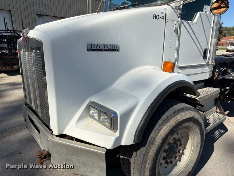 image for item FK3823 2006 Kenworth T800 roll-off container truck
