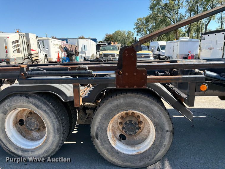 image for item FK3823 2006 Kenworth T800 roll-off container truck