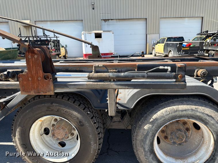 image for item FK3823 2006 Kenworth T800 roll-off container truck