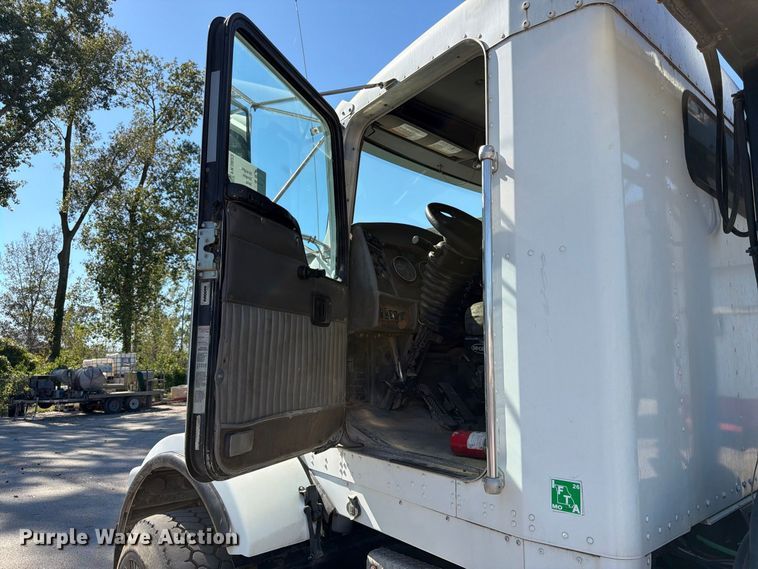 image for item FK3823 2006 Kenworth T800 roll-off container truck