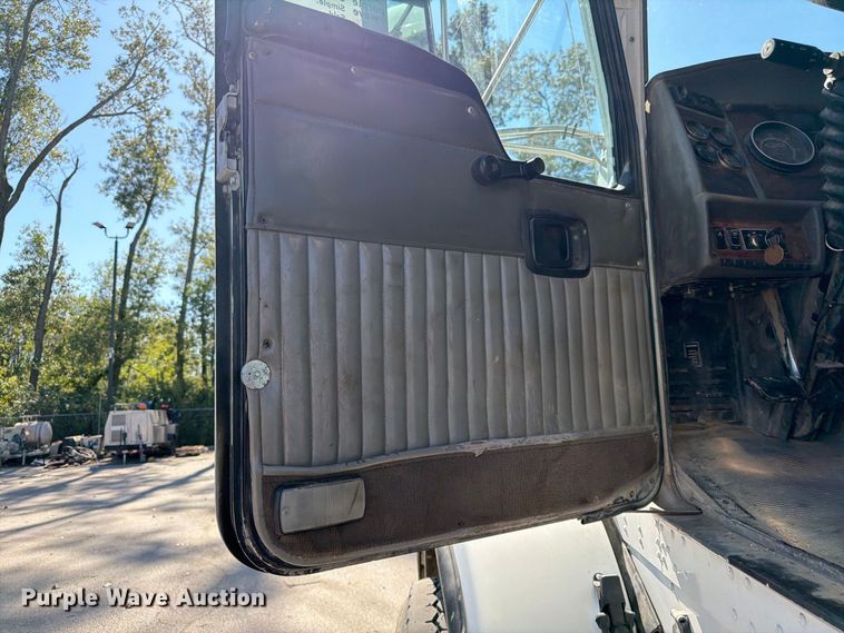 image for item FK3823 2006 Kenworth T800 roll-off container truck