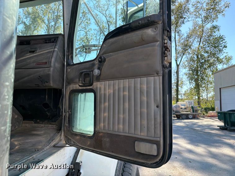 image for item FK3823 2006 Kenworth T800 roll-off container truck
