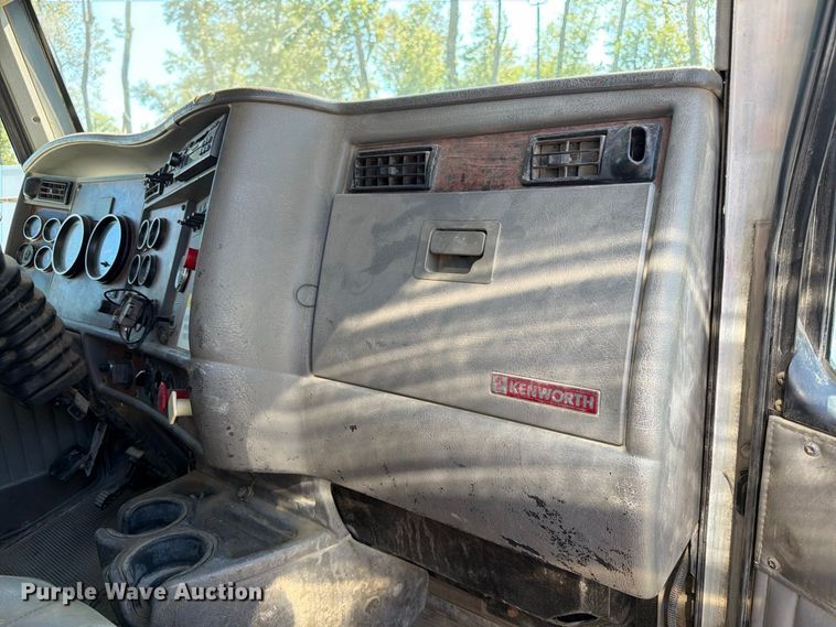 image for item FK3823 2006 Kenworth T800 roll-off container truck