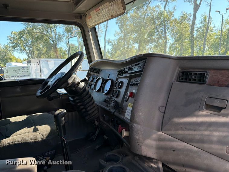 image for item FK3823 2006 Kenworth T800 roll-off container truck