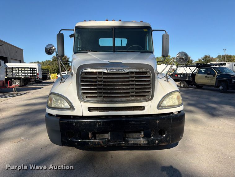 image for item FK3826 2005 Freightliner Columbia semi truck
