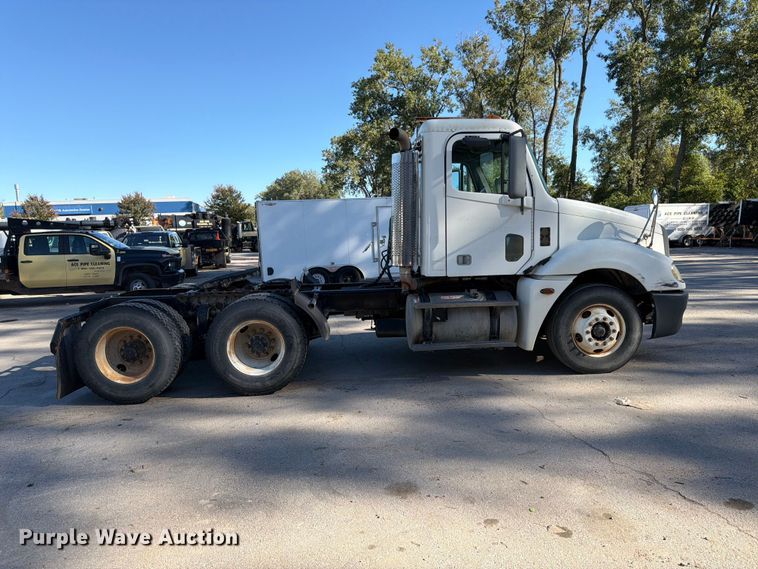 image for item FK3826 2005 Freightliner Columbia semi truck