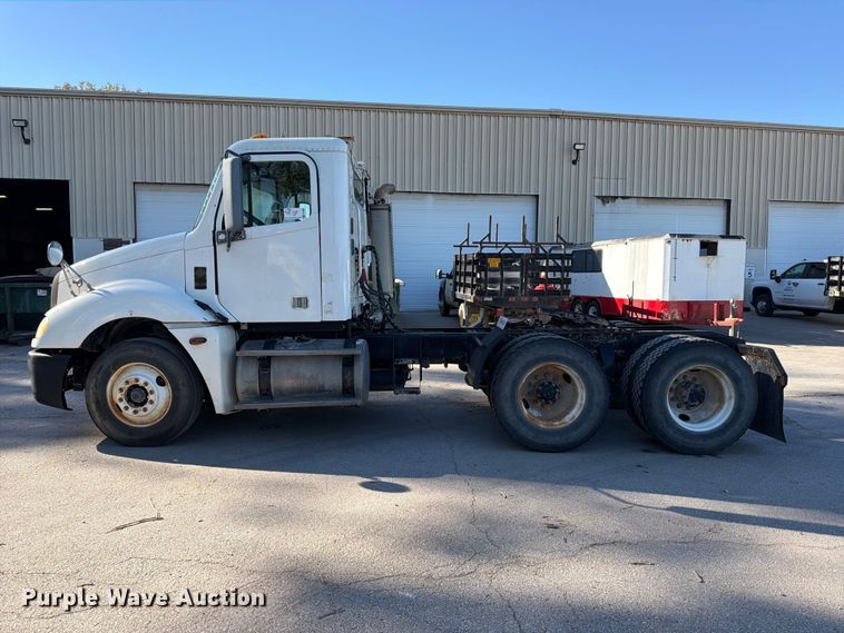 image for item FK3826 2005 Freightliner Columbia semi truck