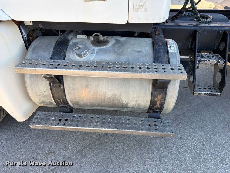 image for item FK3826 2005 Freightliner Columbia semi truck