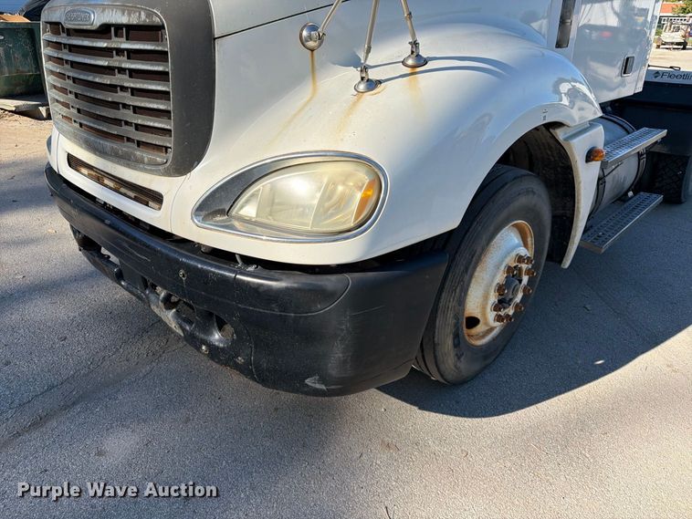 image for item FK3826 2005 Freightliner Columbia semi truck