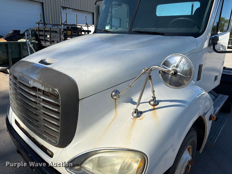 image for item FK3826 2005 Freightliner Columbia semi truck