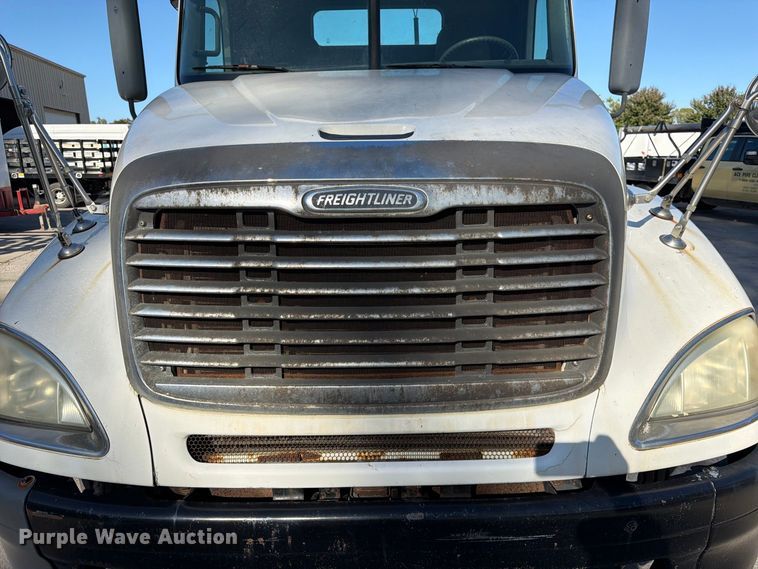 image for item FK3826 2005 Freightliner Columbia semi truck