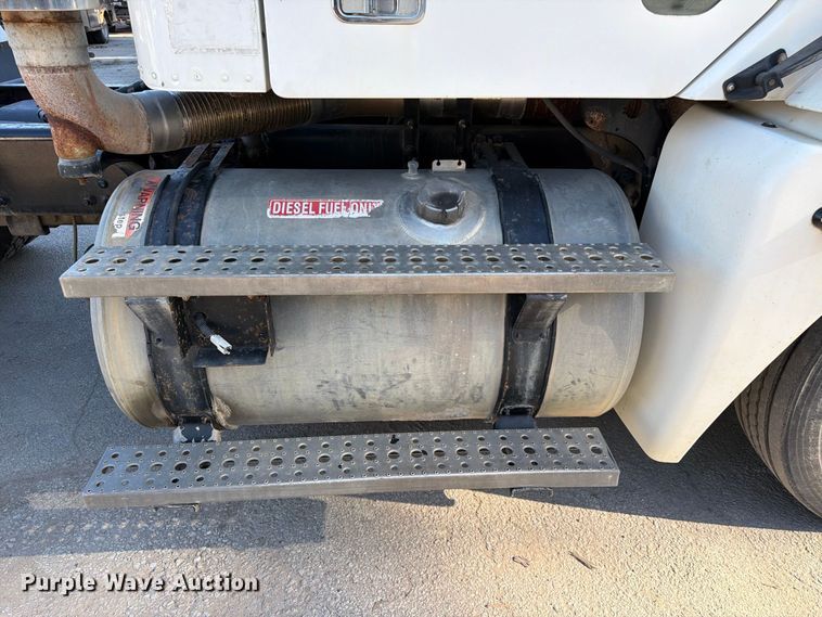 image for item FK3826 2005 Freightliner Columbia semi truck