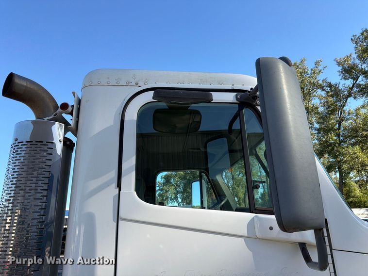 image for item FK3826 2005 Freightliner Columbia semi truck