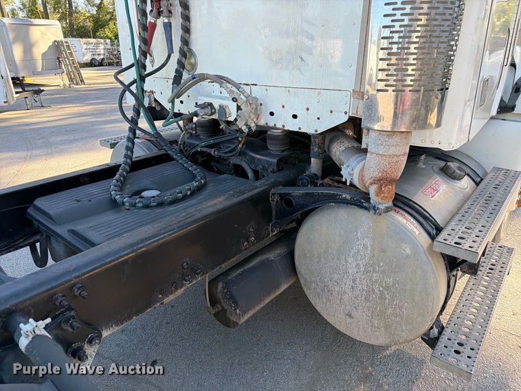 image for item FK3826 2005 Freightliner Columbia semi truck