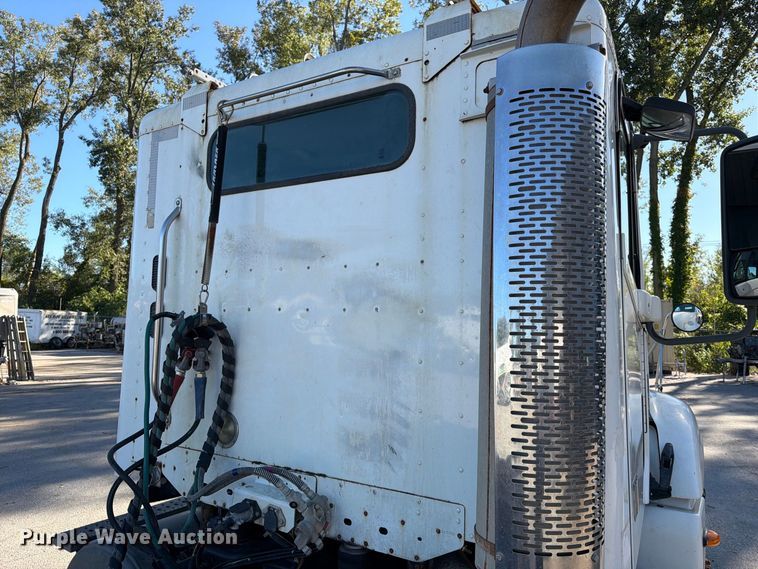 image for item FK3826 2005 Freightliner Columbia semi truck