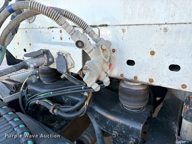image for item FK3826 2005 Freightliner Columbia semi truck