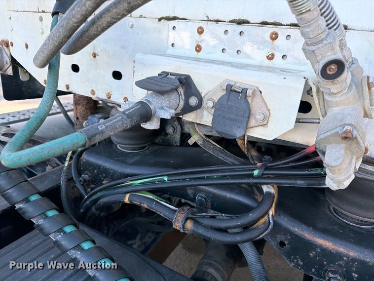 image for item FK3826 2005 Freightliner Columbia semi truck