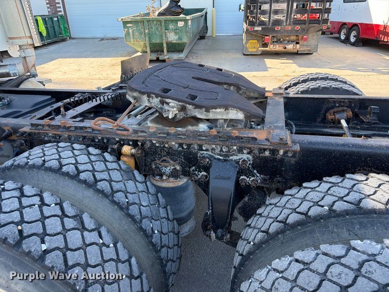 image for item FK3826 2005 Freightliner Columbia semi truck