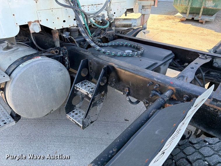 image for item FK3826 2005 Freightliner Columbia semi truck