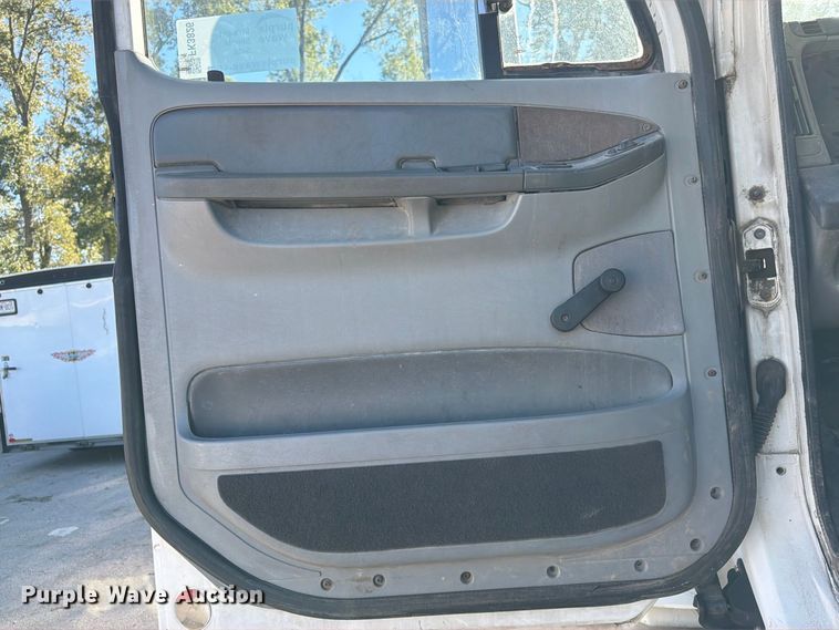 image for item FK3826 2005 Freightliner Columbia semi truck